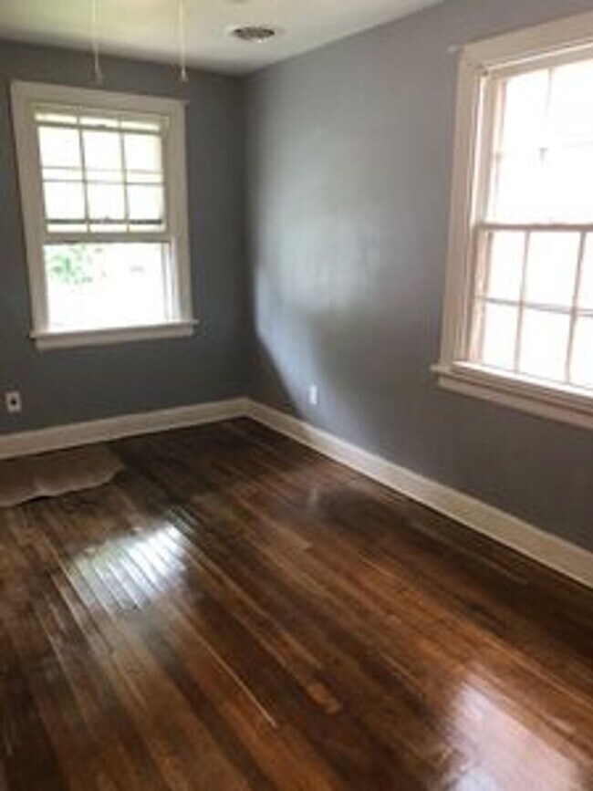 Foto del edificio - 2 bed house w Laundry, All electric, central HVAC, fenced yard, hardwoods