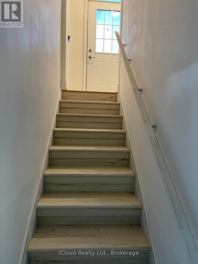 Photo du bâtiment - 4105 Channing Cres