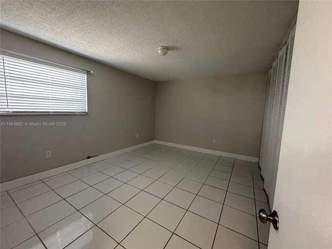 Foto del edificio - $1,700MONTHLY;1975 NE 135TH STREET #3E NOR...