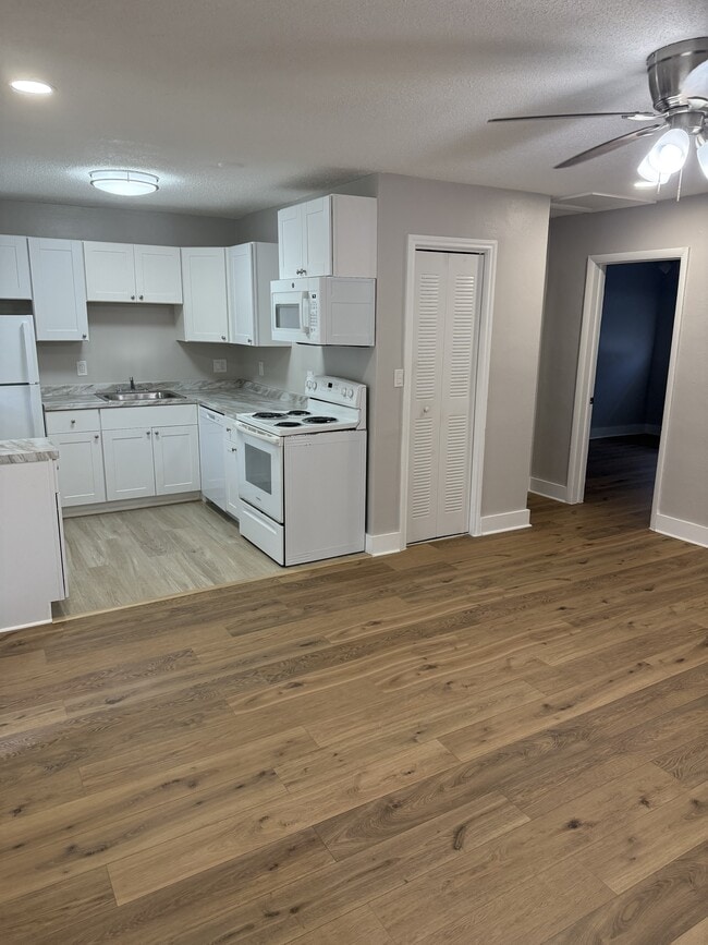 Building Photo - 1331 Holly Heights Dr