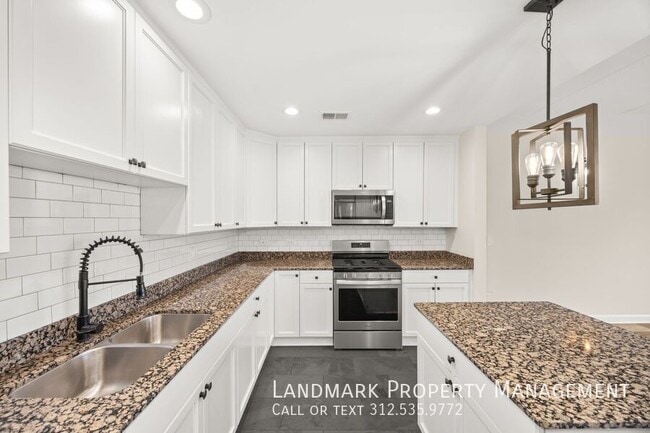 Building Photo - 2622 W Diversey Ave