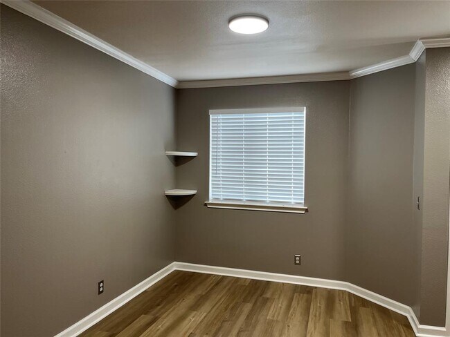Foto del edificio - 15106 Chamberlain Ct