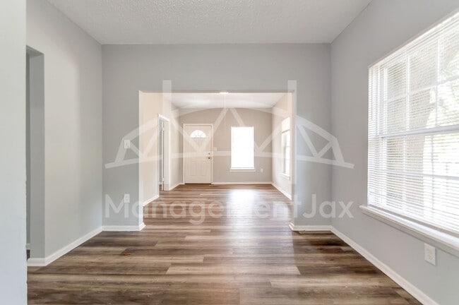 Photo - 1165 Hart St House