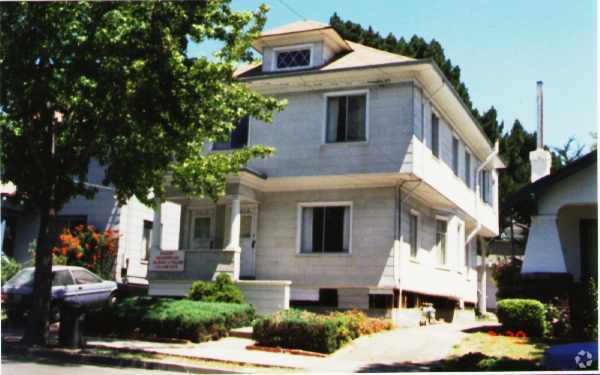 Building Photo - 2413-2415 McKinley Ave
