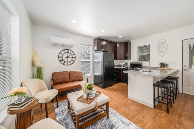 Photo - 1326 E 8th St House