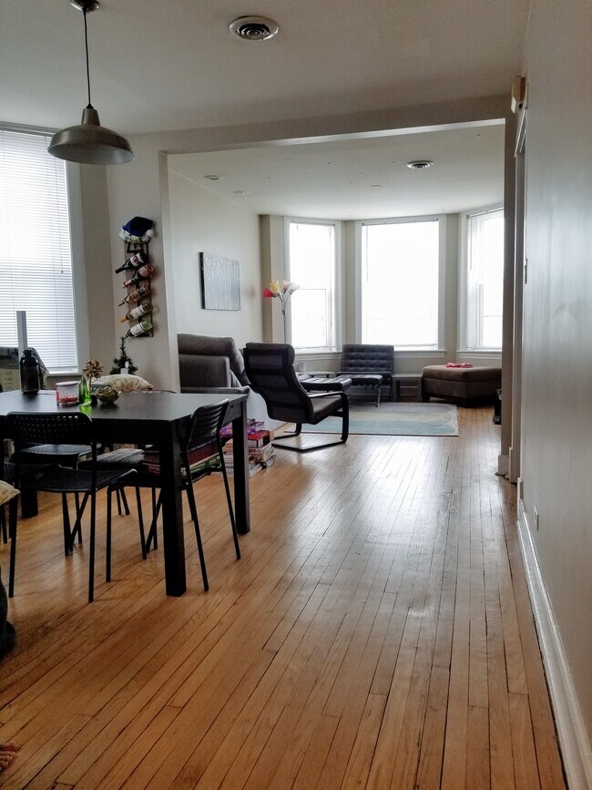 Foto del edificio - 4954 W Irving Park Rd