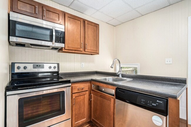 Building Photo - $1350 Eastwood 2-Bed/1-Bath Ranch, Basement, Large, Fenced yard - Ask about our no security depos...