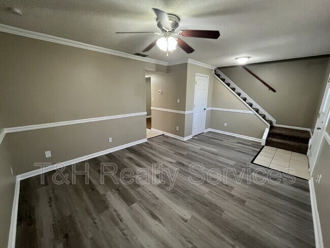 Foto del edificio - 1090 Greenwood Trail W Dr