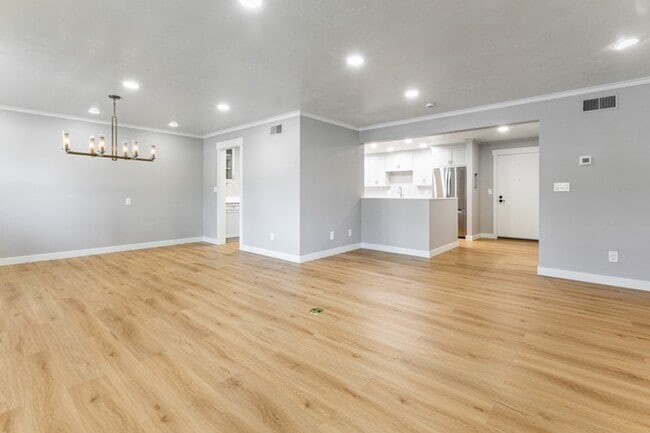 Building Photo - 2710 S Highland Dr
