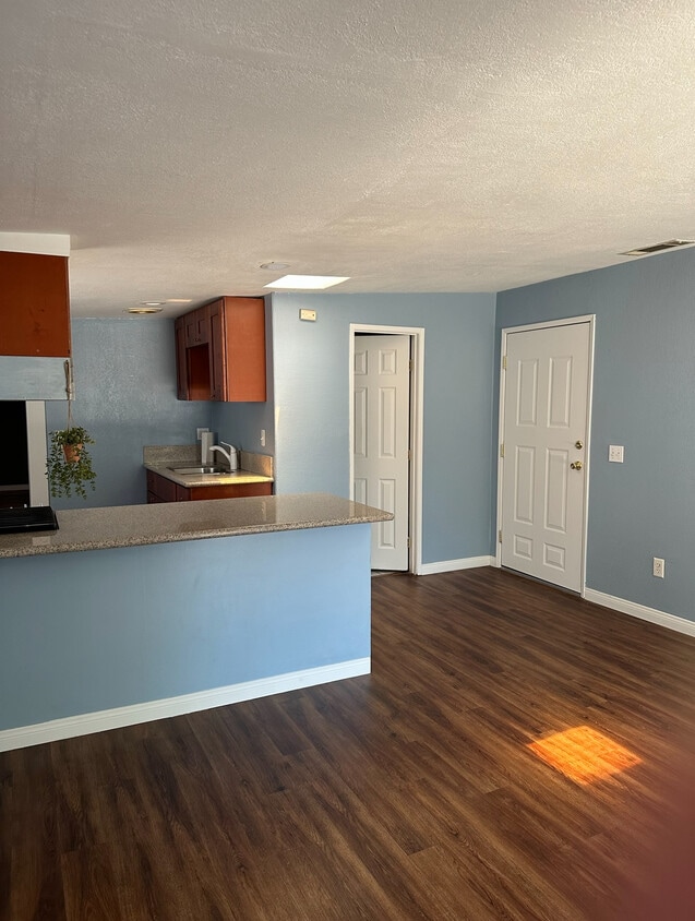 Front bathroom and 1st entrance - 11524 Flower St
