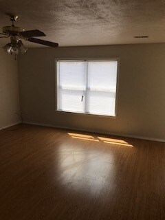 Building Photo - GREAT LOCATION