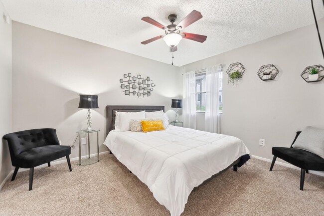 Building Photo - Villas de la Plaza