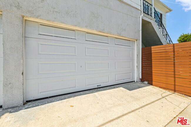 Building Photo - 156 Robinson St