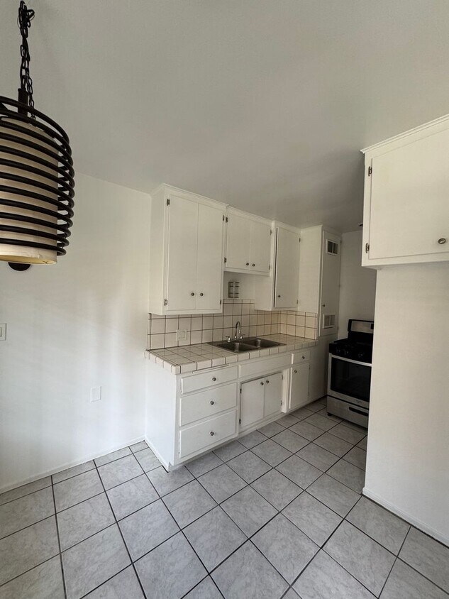 Primary Photo - Updated 1-Bedroom in Gardena With Parking ...