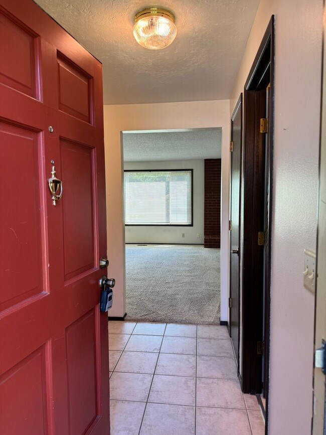 Foto del edificio - 3 bedroom 2.5 bathroom duplex off Coburg Rd.