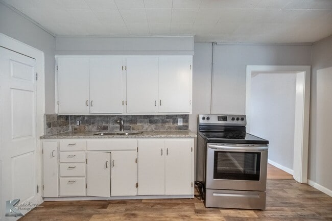 Building Photo - 2 bed, 2 bath, NEW HVAC, new everything! OWNER TO DO MOWING for $0!