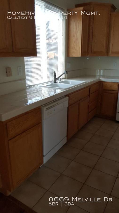 Building Photo - Gorgeous 5 Bedroom, 3 Bath Home w/Fireplace
