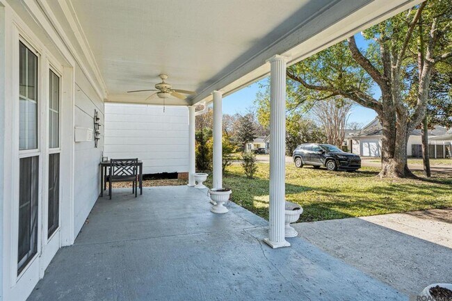 Foto del edificio - Inviting 3BR/3BA Two-Story Home in Capital...