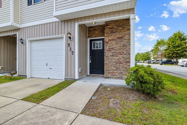 Building Photo - Charming 3-Bedroom Townhome