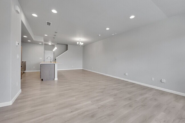 Building Photo - $2,300 - 3 Bed, 2.5 Bath Updated Townhome ...