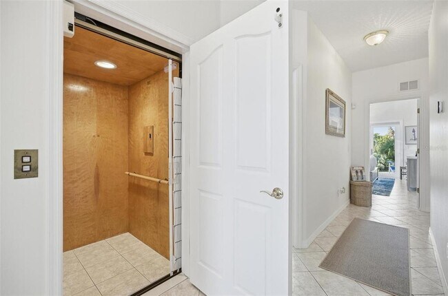 Foto del edificio - 3298 N Ocean Shore Blvd