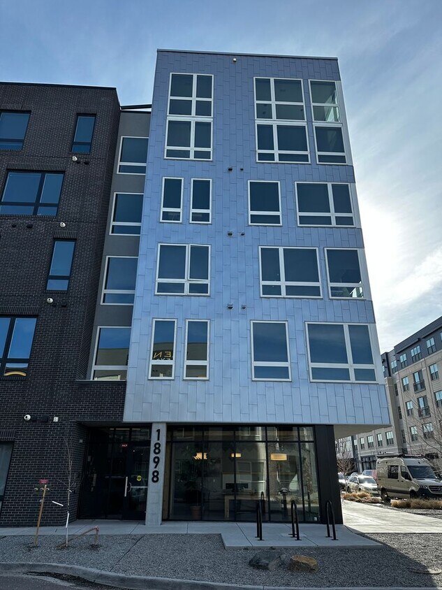 Primary Photo - Charming 1 bed/1bath condo walking distanc...