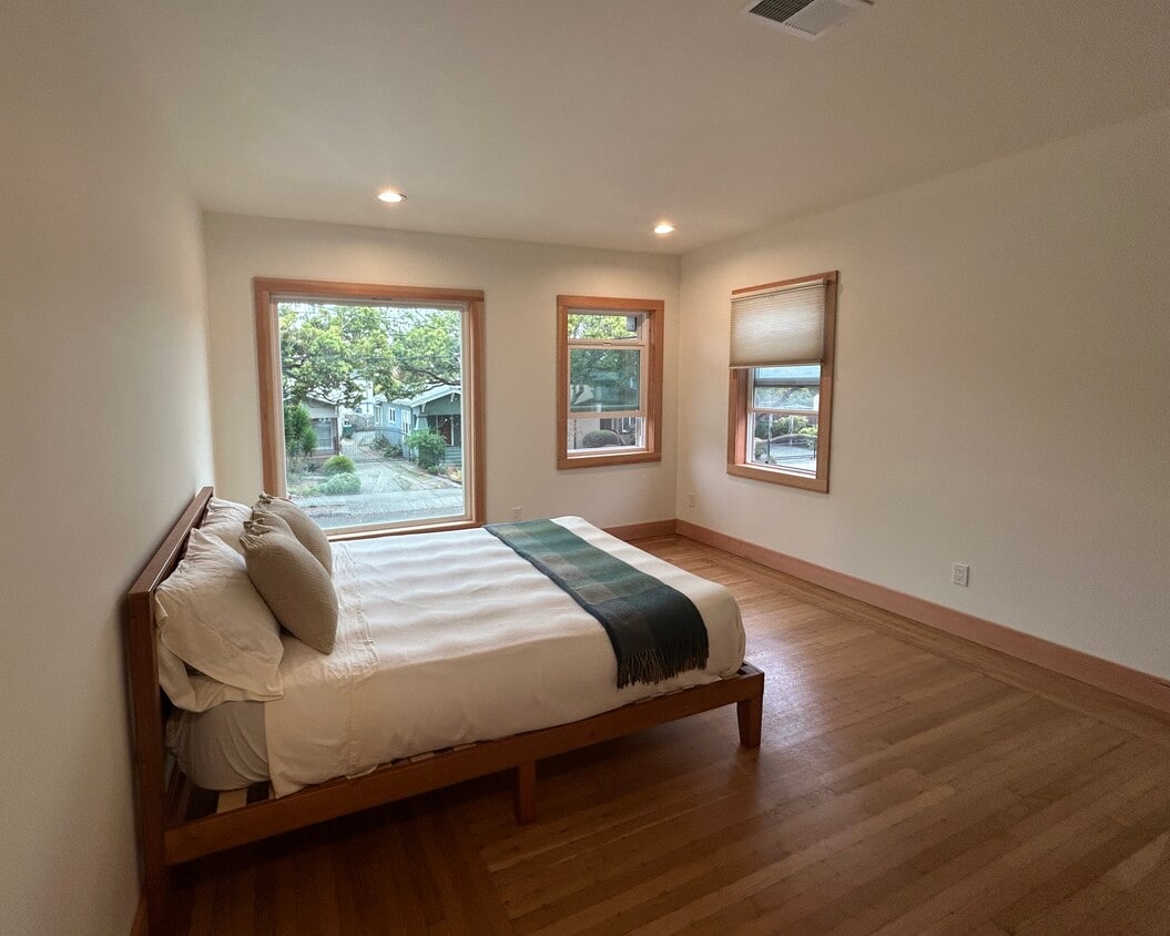 Bedroom (primary) - 1337 Hearst Ave