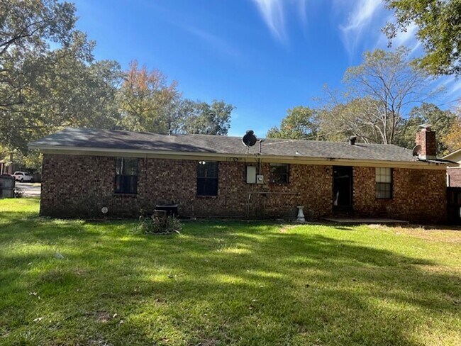 Foto del edificio - 16 Eastwood Dr