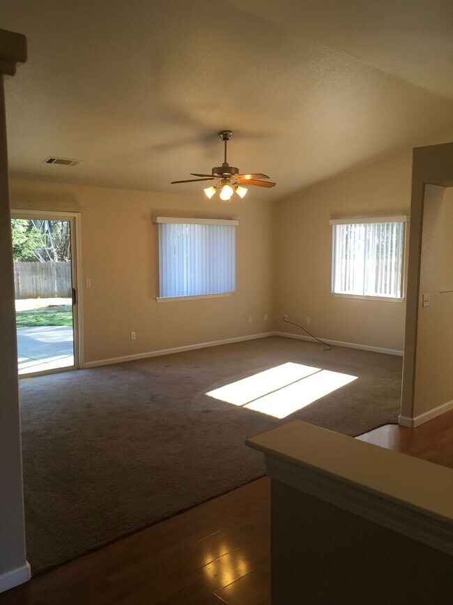 Foto del edificio - Large yard in Enterprise Area