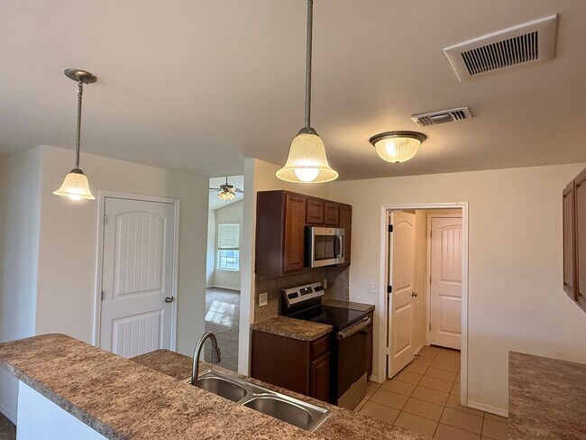 Building Photo - Great 3 Bed 2 Bath in Valencia Neighborhood