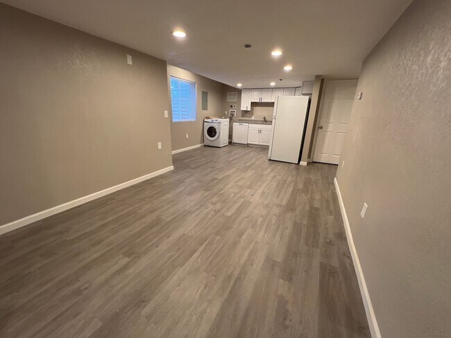 Foto del edificio - 3 Bed 1 Bath in Denver's Elyria Swansea Neighborhood!