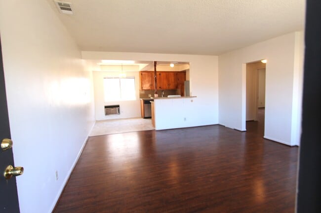 Building Photo - 308 N Primrose Ave