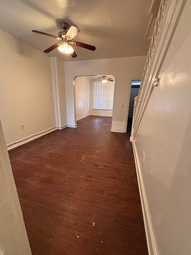 Building Photo - 738 W Poplar St