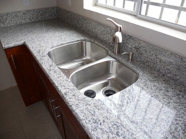 Foto del edificio - 1834 E 114th St
