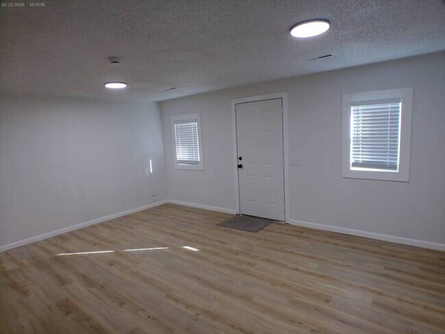 Foto del edificio - Lovely 3 bedrooms and 2 full baths ranch home located off Antioch Rd on W 81st St in Overland Park