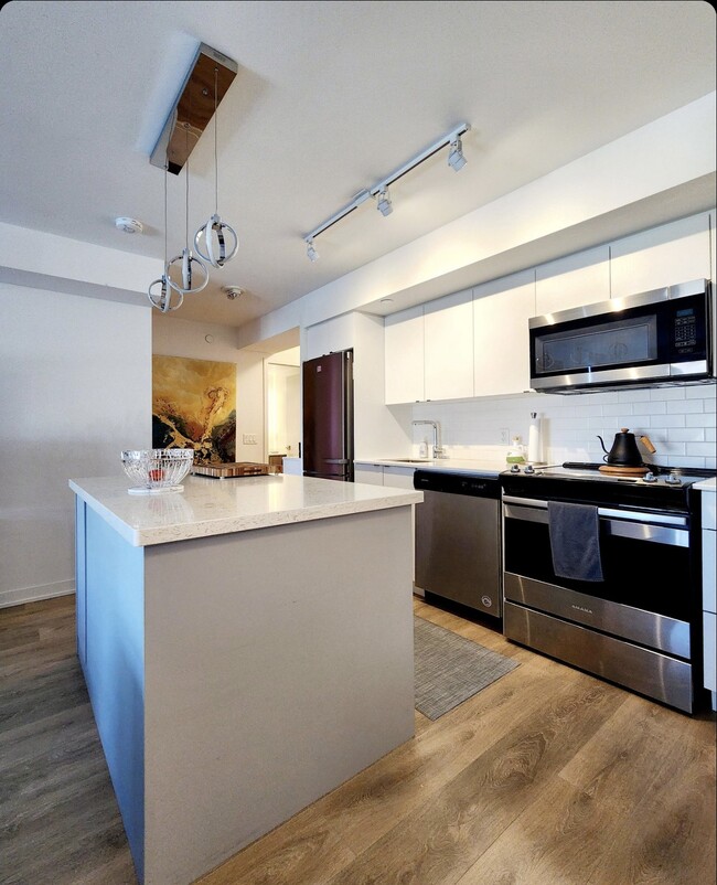 Photo du bâtiment - East York 2 Bed + Den, 2 Bath New Build Co...