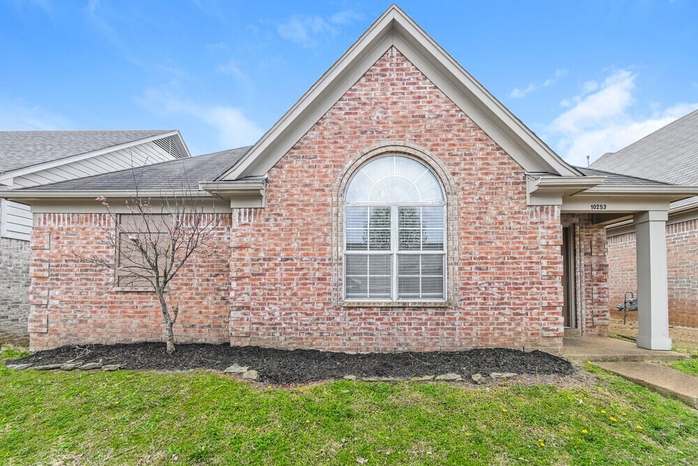 Primary Photo - 10253 Evening Hill Dr