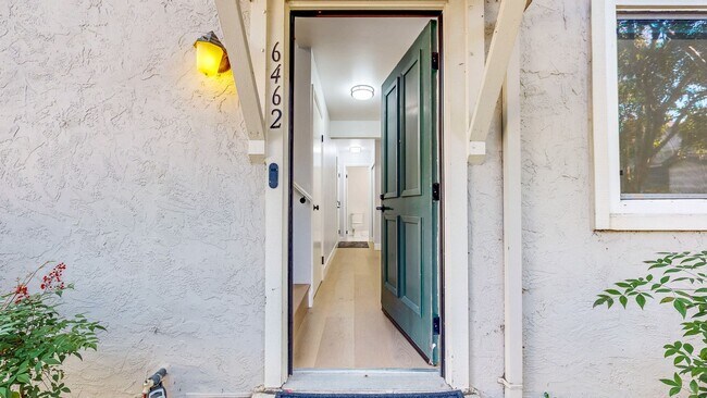 Foto del edificio - Cozy 2 Bedroom 1.5 Bath with Private Yard and Two Car Garage !