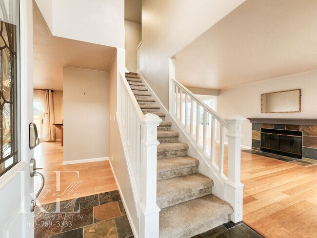 Foto del edificio - Modern Elegance Meets Tranquil Lakeside Living On Osprey Circle