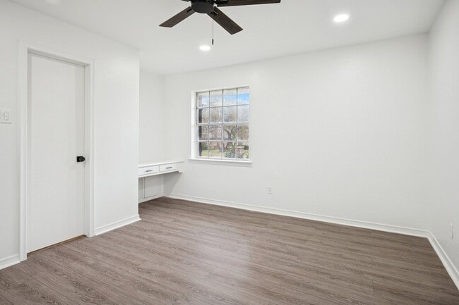 Building Photo - 7626 Dentcrest Dr