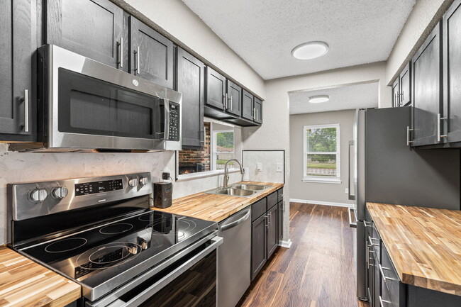 Building Photo - 2826 S 55th St