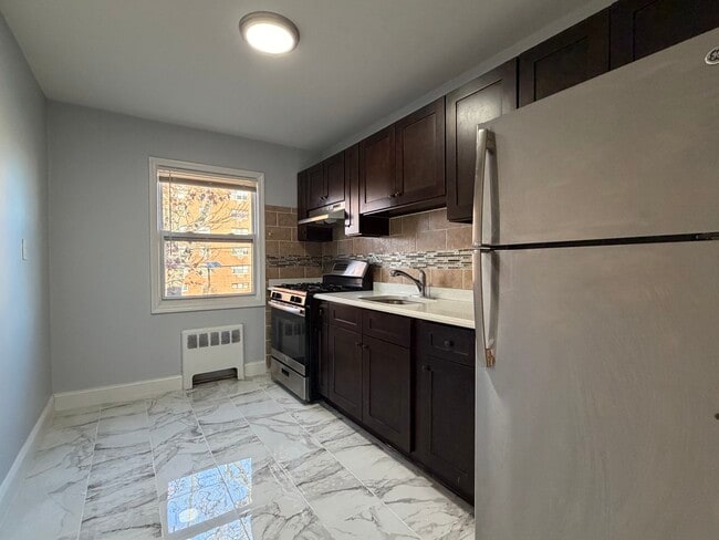 Building Photo - 353 S Center St