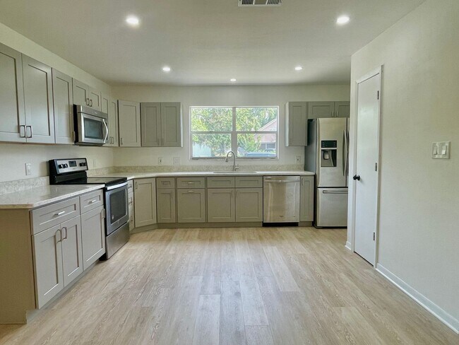 Foto del edificio - Spacious 4 Bedroom 2 Bathroom Single Famil...