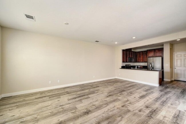Foto del edificio - 3 Bed 2.5 Bath 2 Car Garage in Natomas