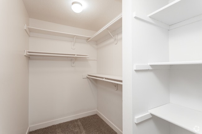 1BR Apollo - Walk-In Closet - Park Avenue by Broadmoor