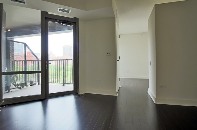 Building Photo - 945 S Clark St