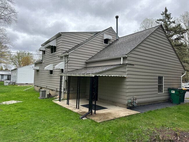 Building Photo - Beautiful house with Mentor charm!