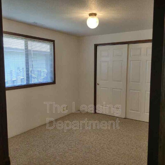 Building Photo - 1132 NE Barager Ave