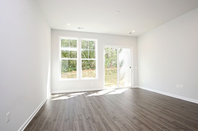 Building Photo - Avinity Townhome With Main Level Bedroom