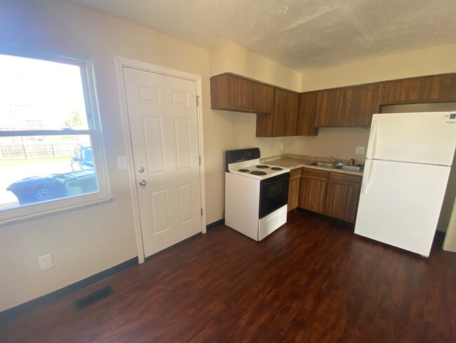 Foto del edificio - 6153 Laurelwood Ct